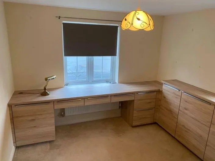 grained-oak-office-furniture-705x529