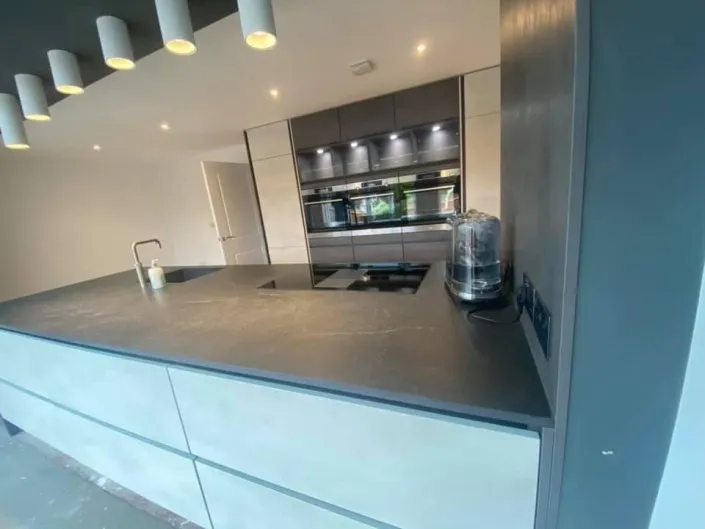 two-tone-concrete-doors-705x529